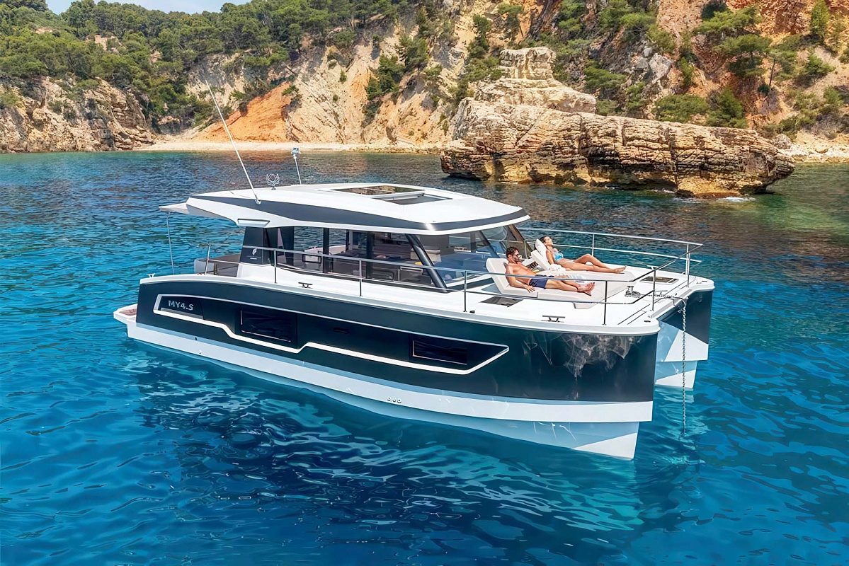 Аренда моторного катамарана Fountaine Pajot 40 на Пхукете - в лагуне
